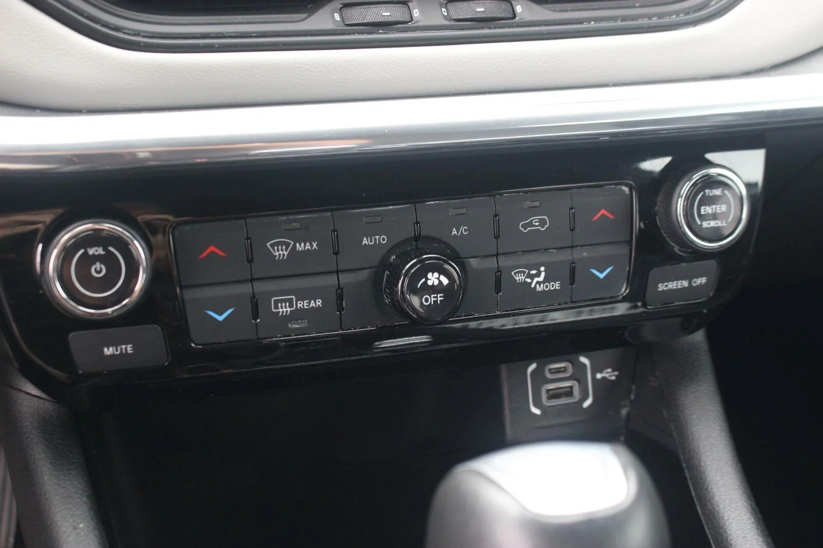 Used 2023  Jeep Limited image 24