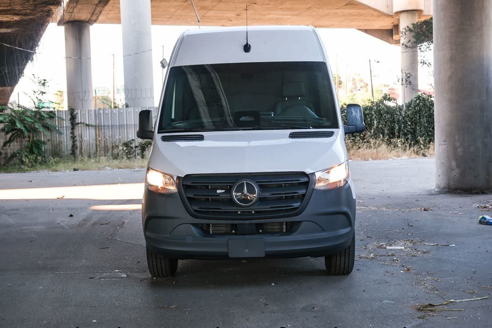 New 2025 Arctic+White Mercedes-Benz Cargo 170WB High Roof 113kw Battery RWD SO Motor image 2