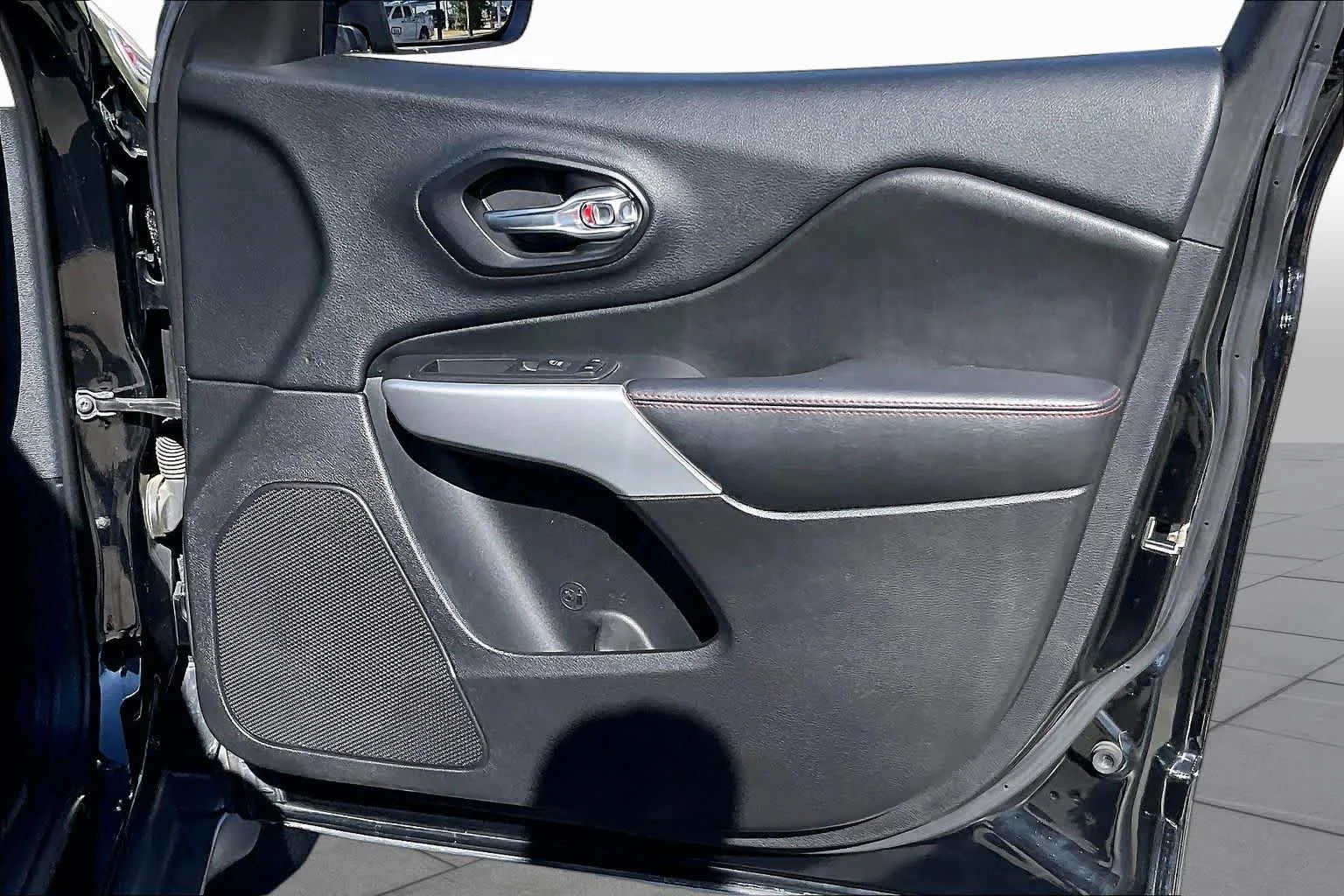 Used 2018 Diamond Black Crystal Pearlcoat Jeep Trailhawk image 22