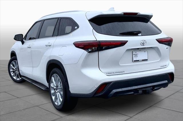 Certified Used 2025 WIND CHILL PEARL Toyota  image 12
