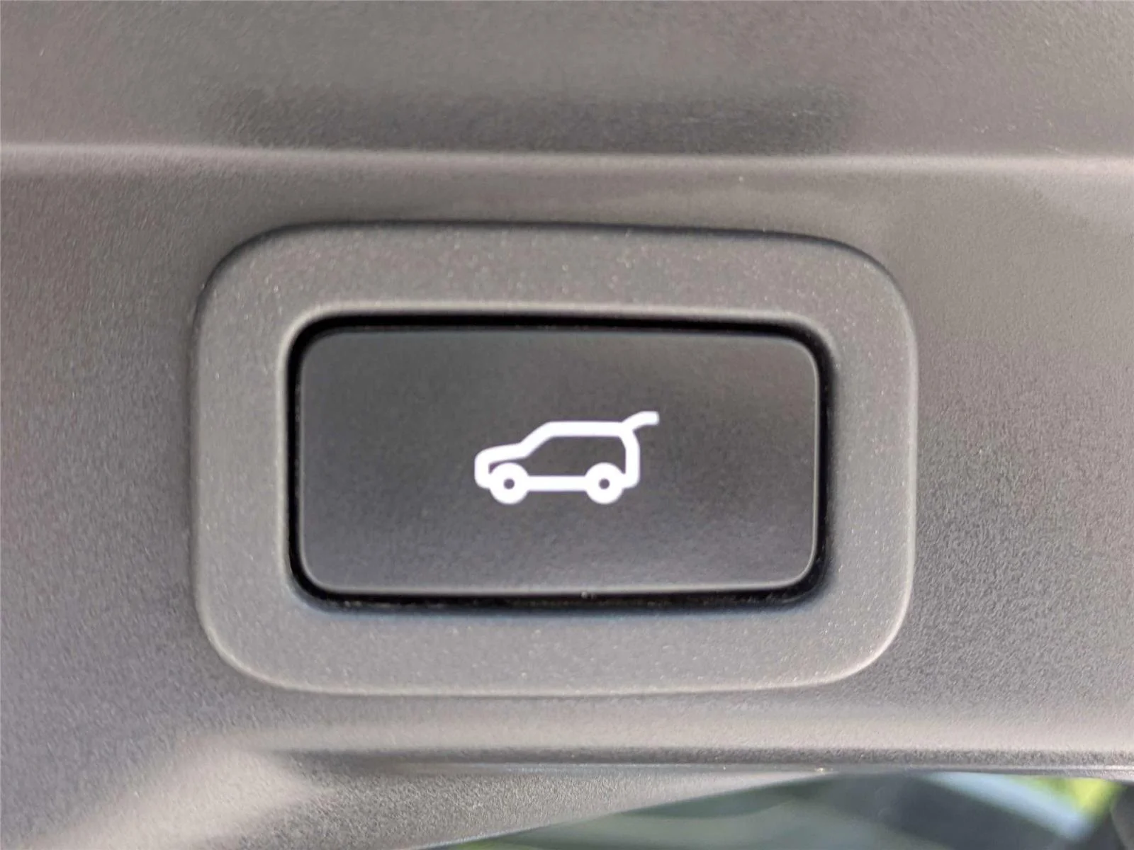Used 2019 British Racing Green Metallic Land Rover Dynamic image 15