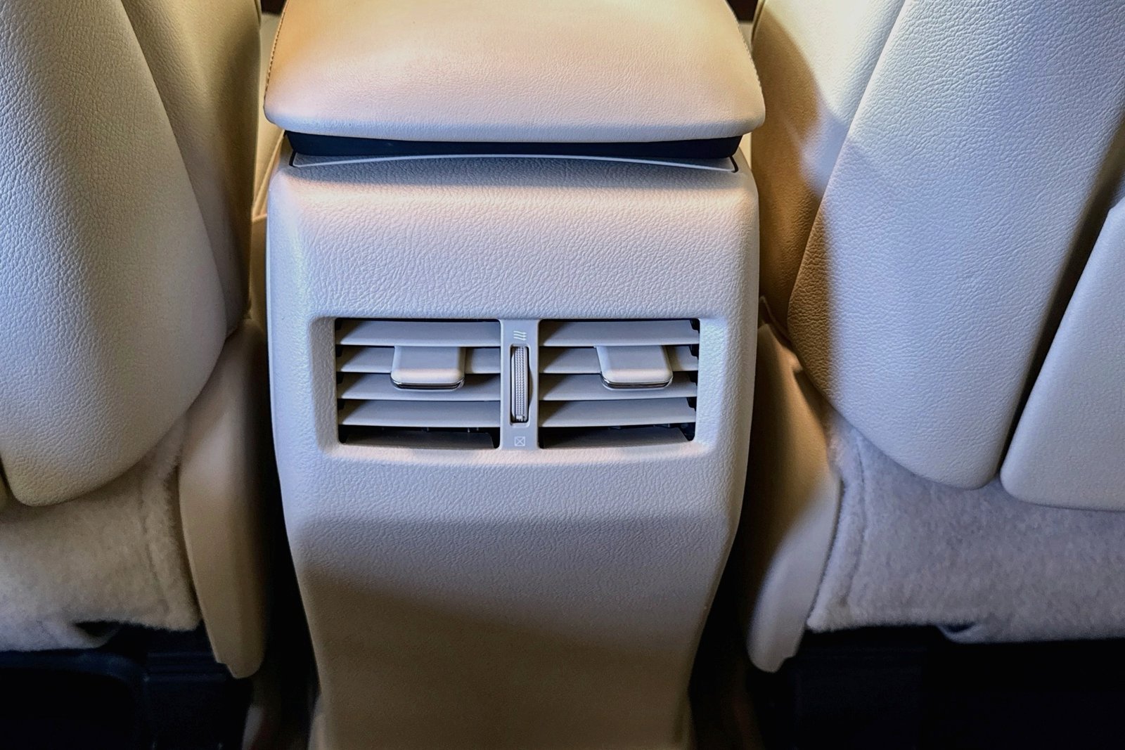Used 2013 Starfire Pearl Lexus  image 23