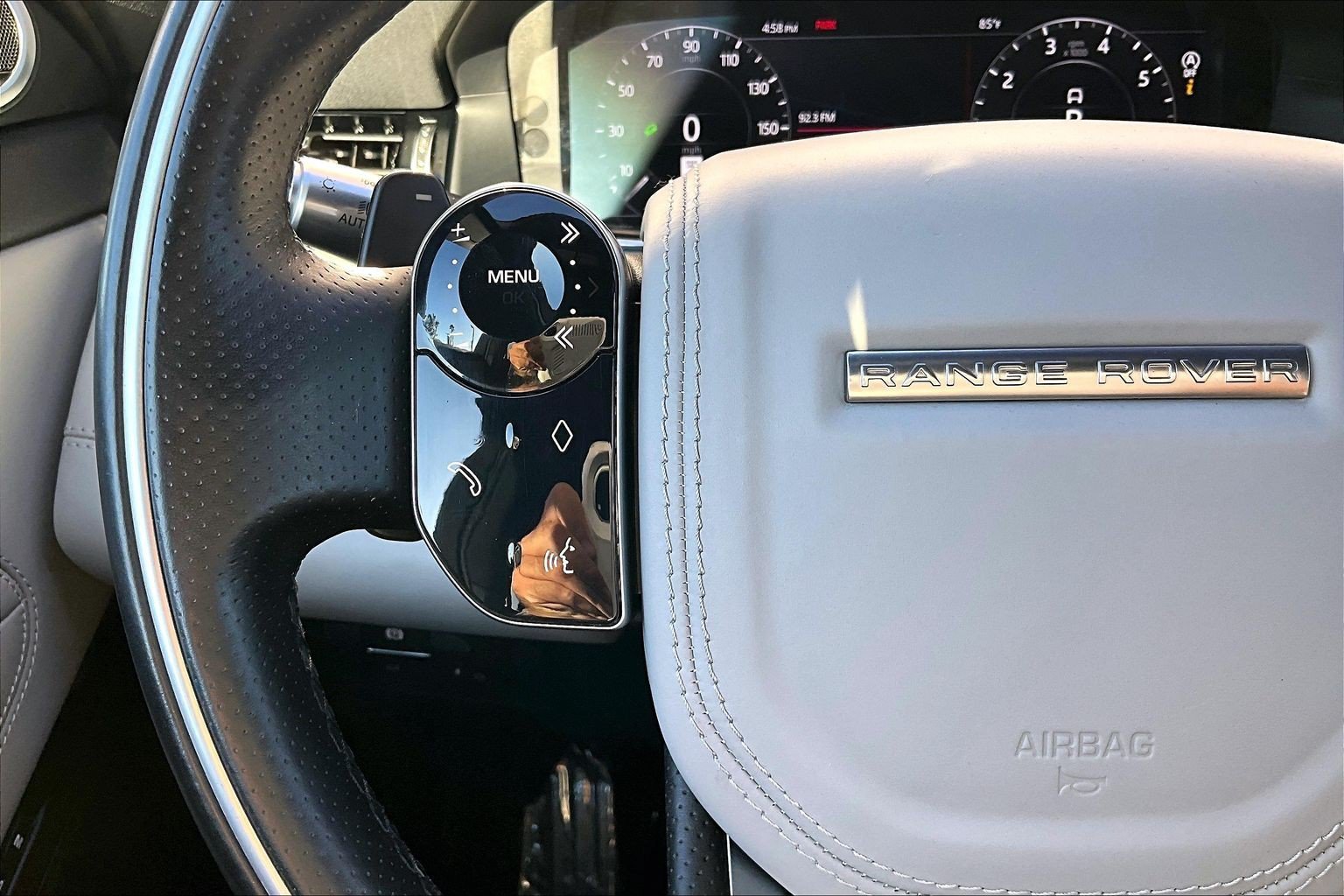Used 2020 Black Land Rover R-Dynamic HSE image 16