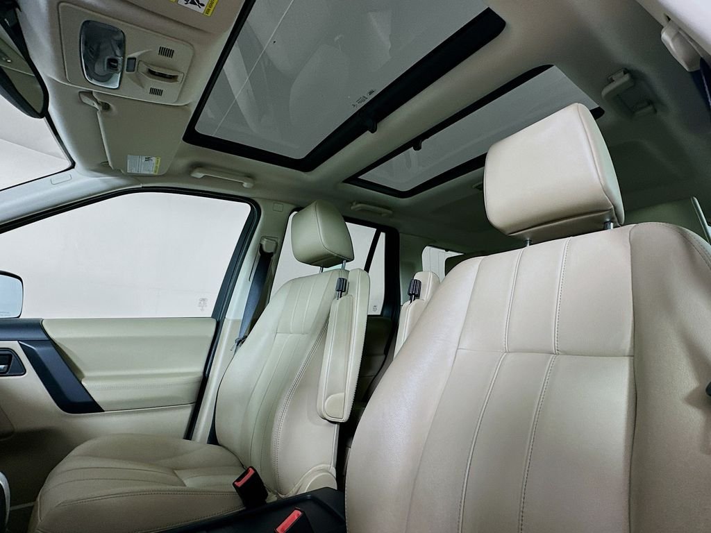 Used 2013 Fuji White Land Rover  image 16