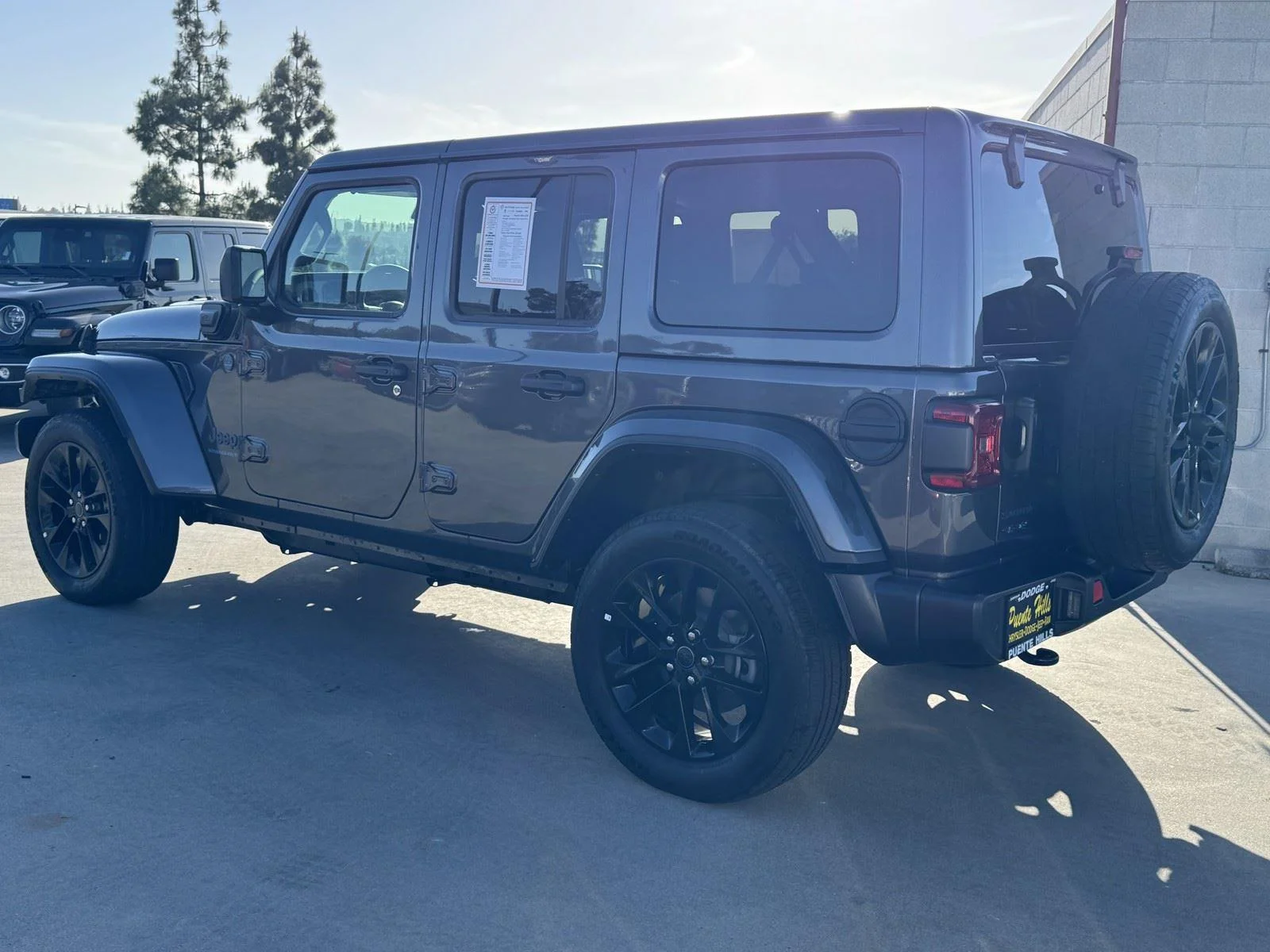Certified Used 2025 Granite Crystal Metallic Clearcoat Jeep Sahara image 4