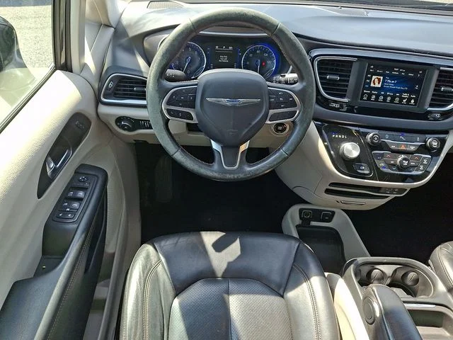 Used 2020 Brilliant Black Crystal Pearlcoat Chrysler Touring L image 12
