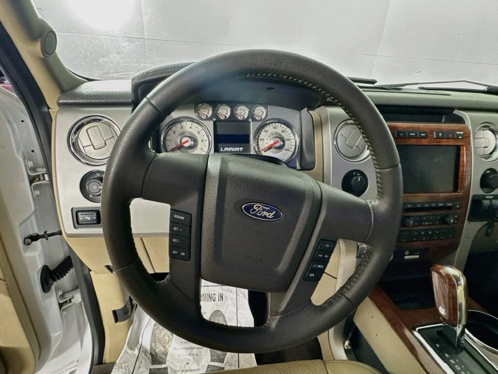 Used 2009 White Ford Lariat image 11