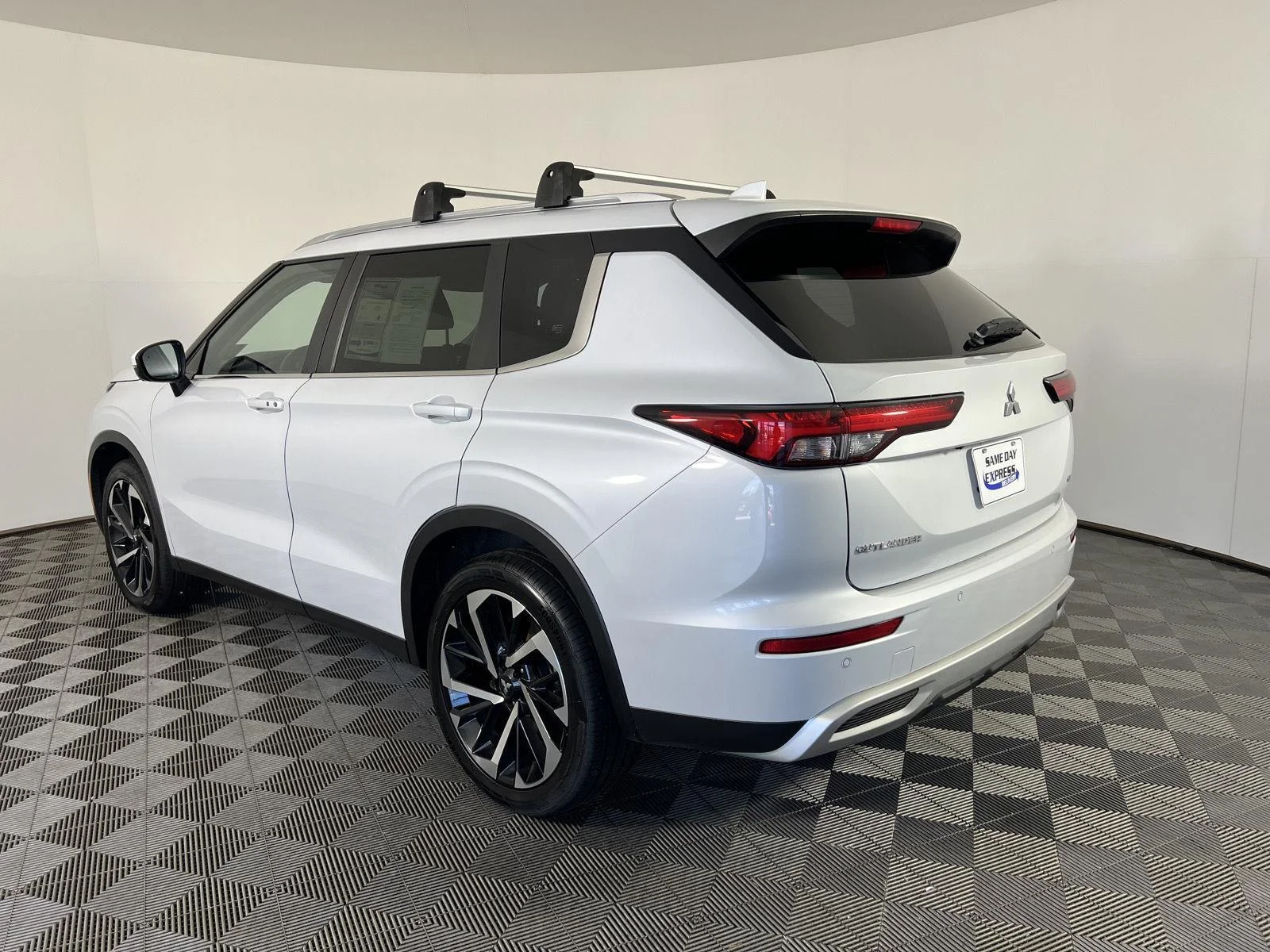 Used 2023 White Diamond Mitsubishi SE image 7