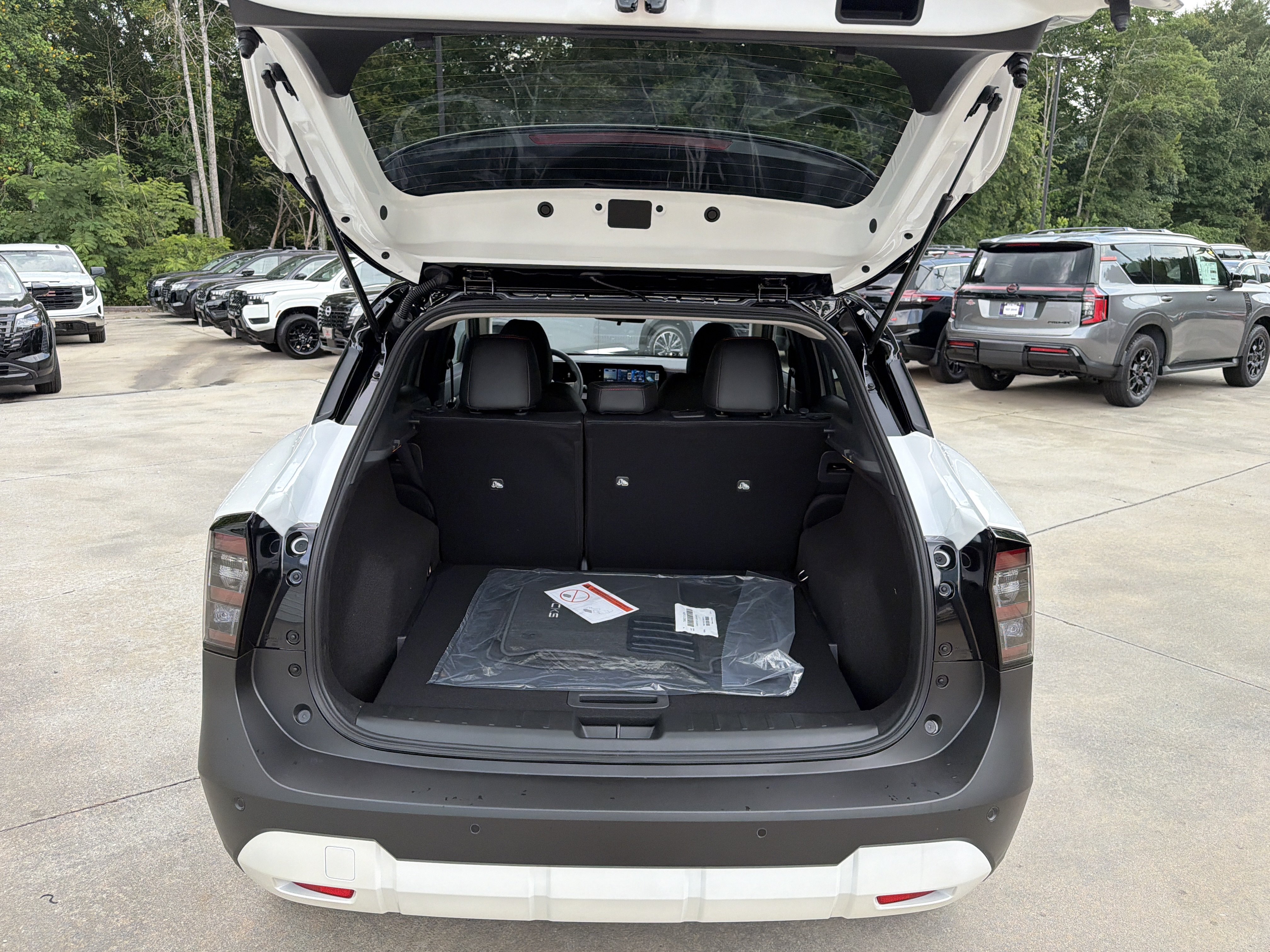 New 2026 Aspen White Tricoat/Super Black Nissan SR image 19