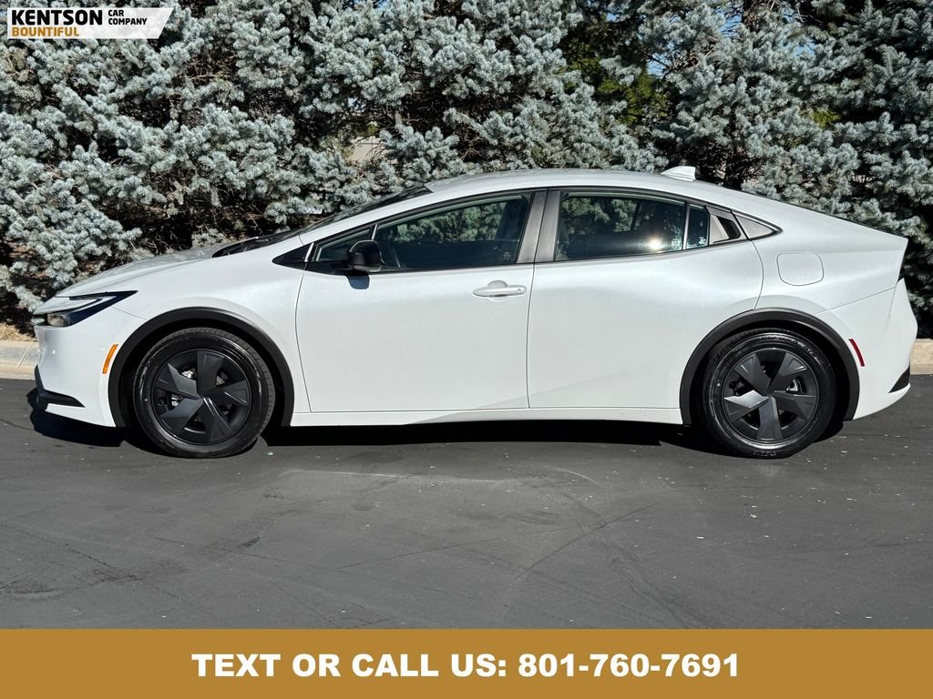 2025 Toyota Prius LE photo 4