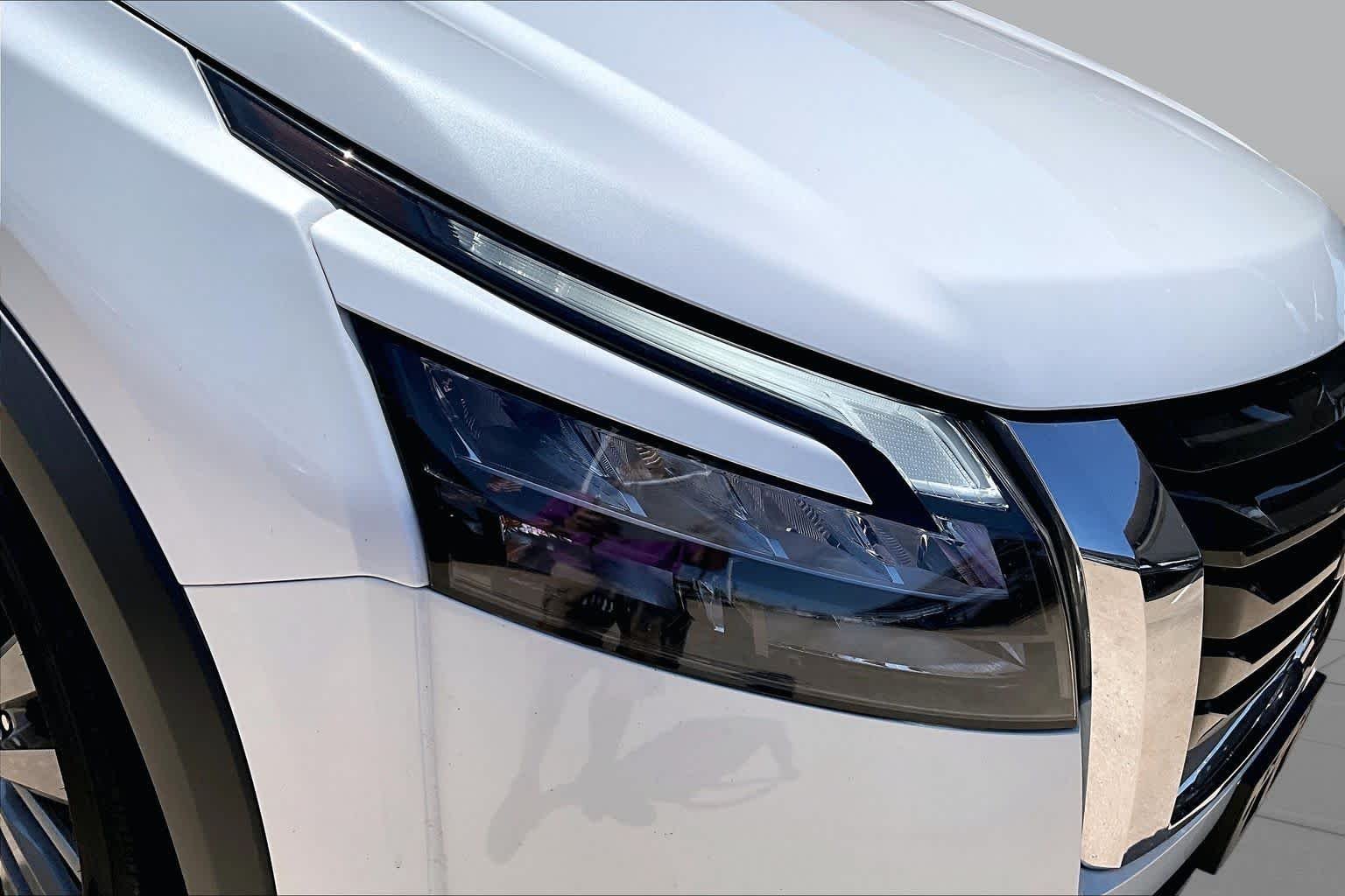 Used 2025 Everest White Pearl Tricoat Nissan SL image 27