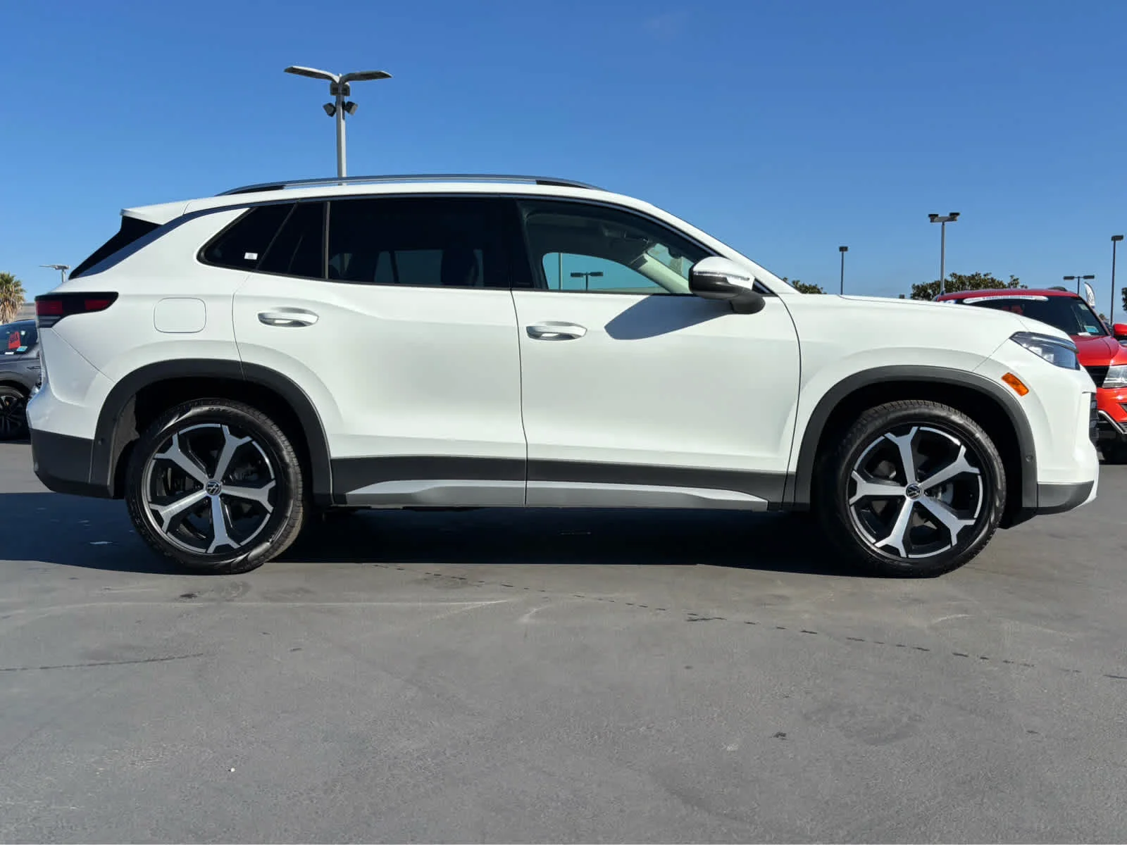 New 2026 PURE WHITE Volkswagen SE image 2
