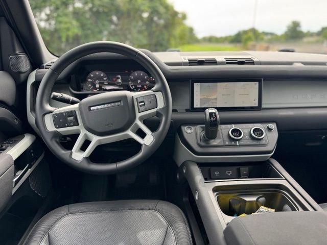 Used 2023 Black Land Rover X-Dynamic SE image 13