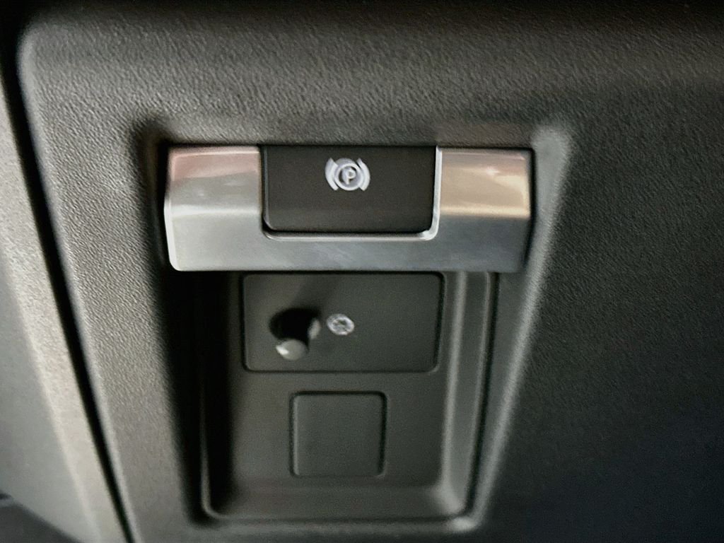 Used 2026 Black Land Rover X-Dynamic SE image 11