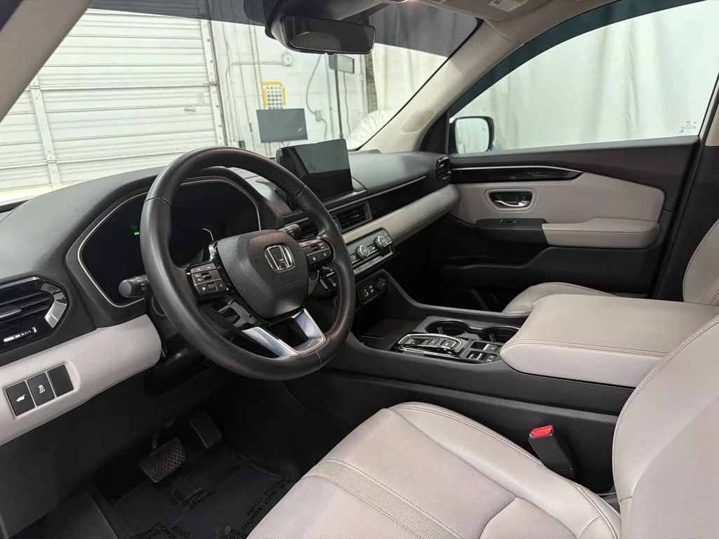 Used 2025  Honda EX-L image 13