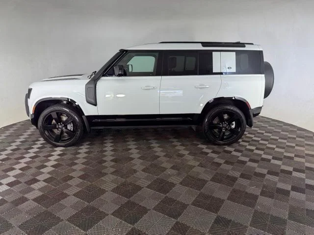 Used 2022 White Land Rover X-Dynamic HSE image 8