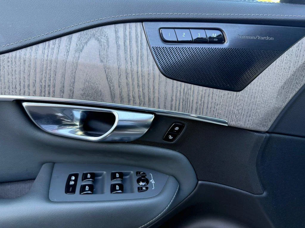 Used 2021 Birch Light Metallic Volvo INSCRIPTION image 33
