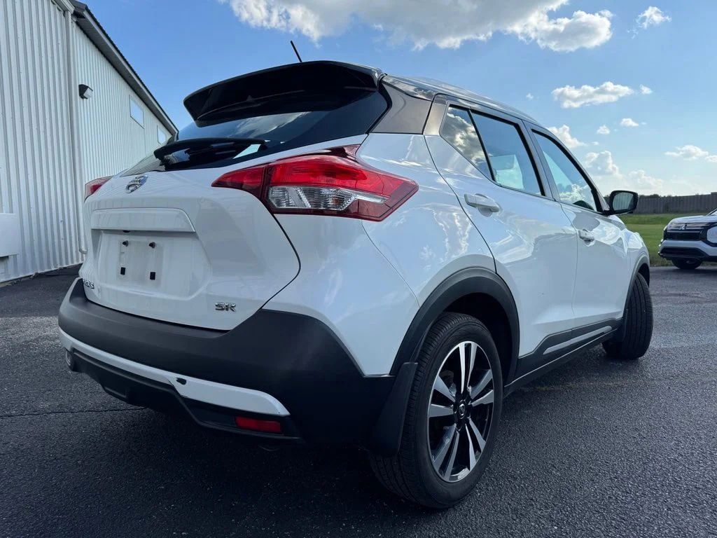 Used 2019 White Nissan SR image 3