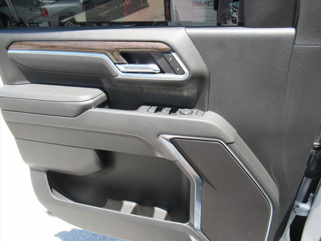 Used 2025 White GMC SLE image 20