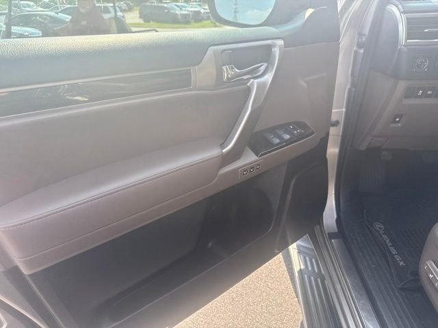 Used 2020  Lexus 460 image 9