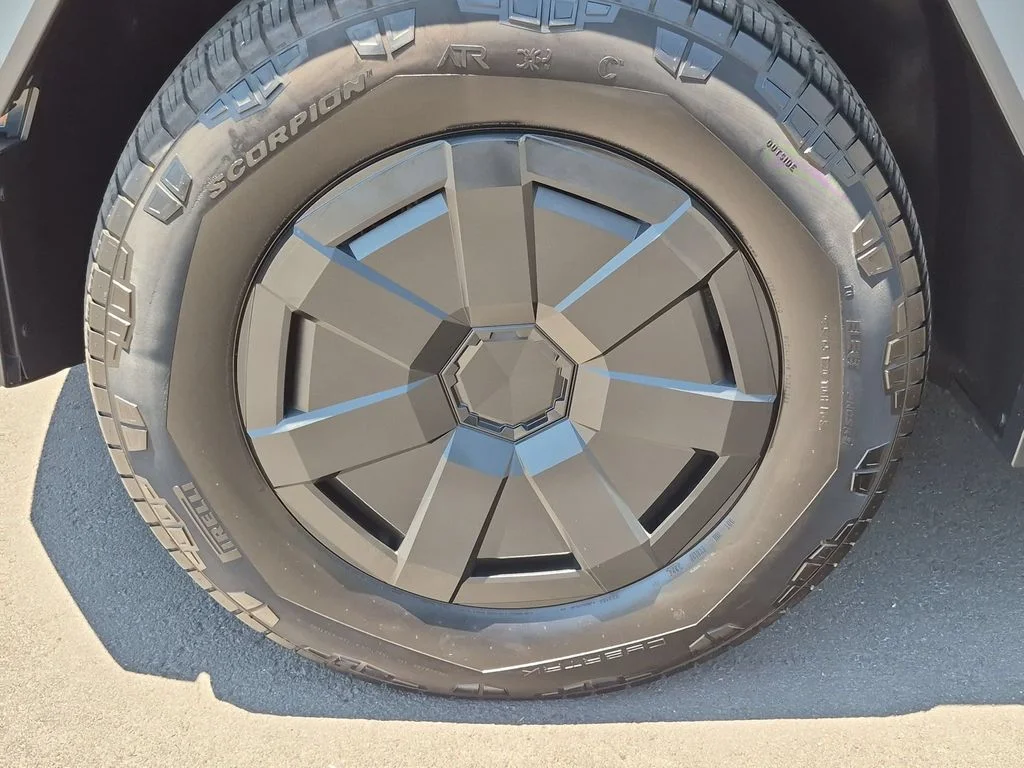 Used 2025  Tesla Long Range image 9