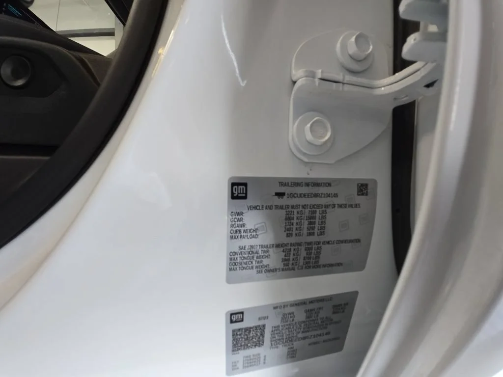 Used 2024 Summit White Chevrolet RST image 25