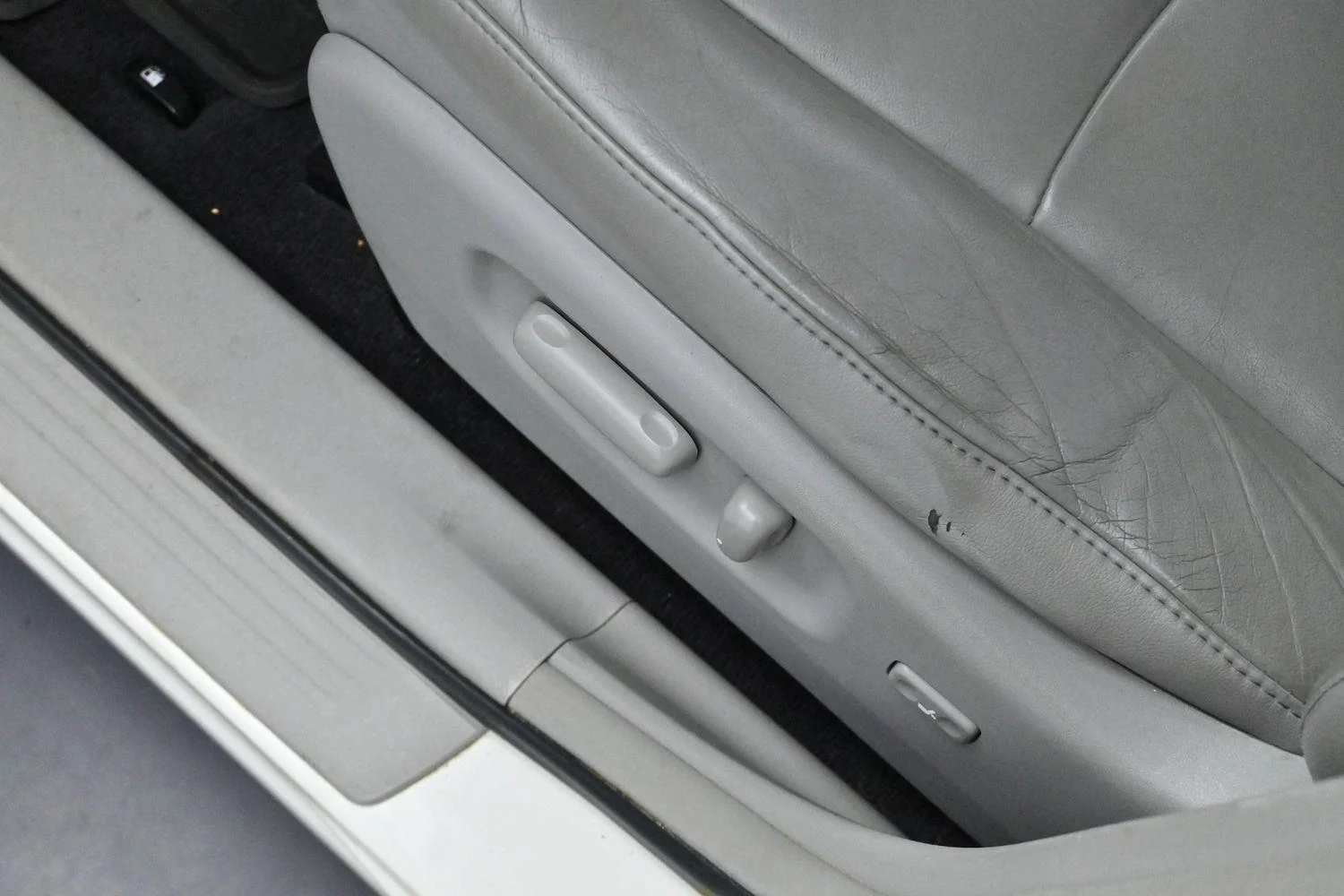 Used 2012 Blizzard Pearl Toyota SE image 13