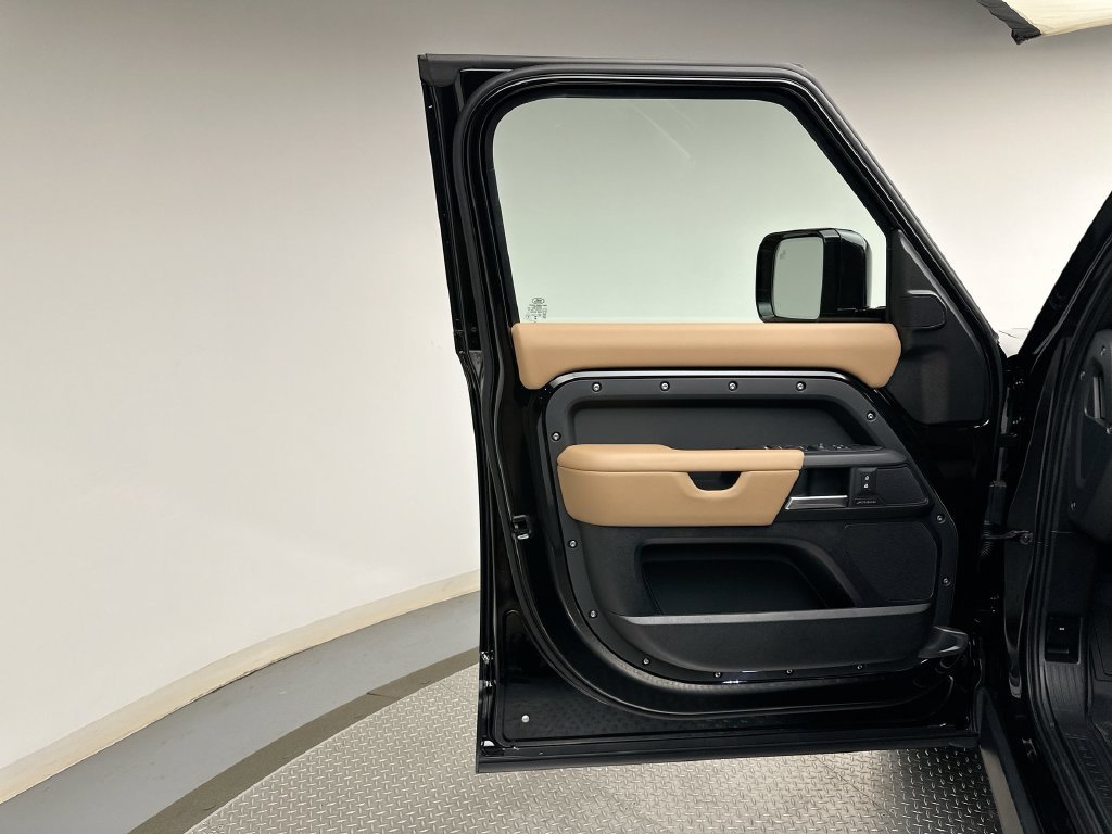 New 2026 Santorini Black Metallic Land Rover S image 9