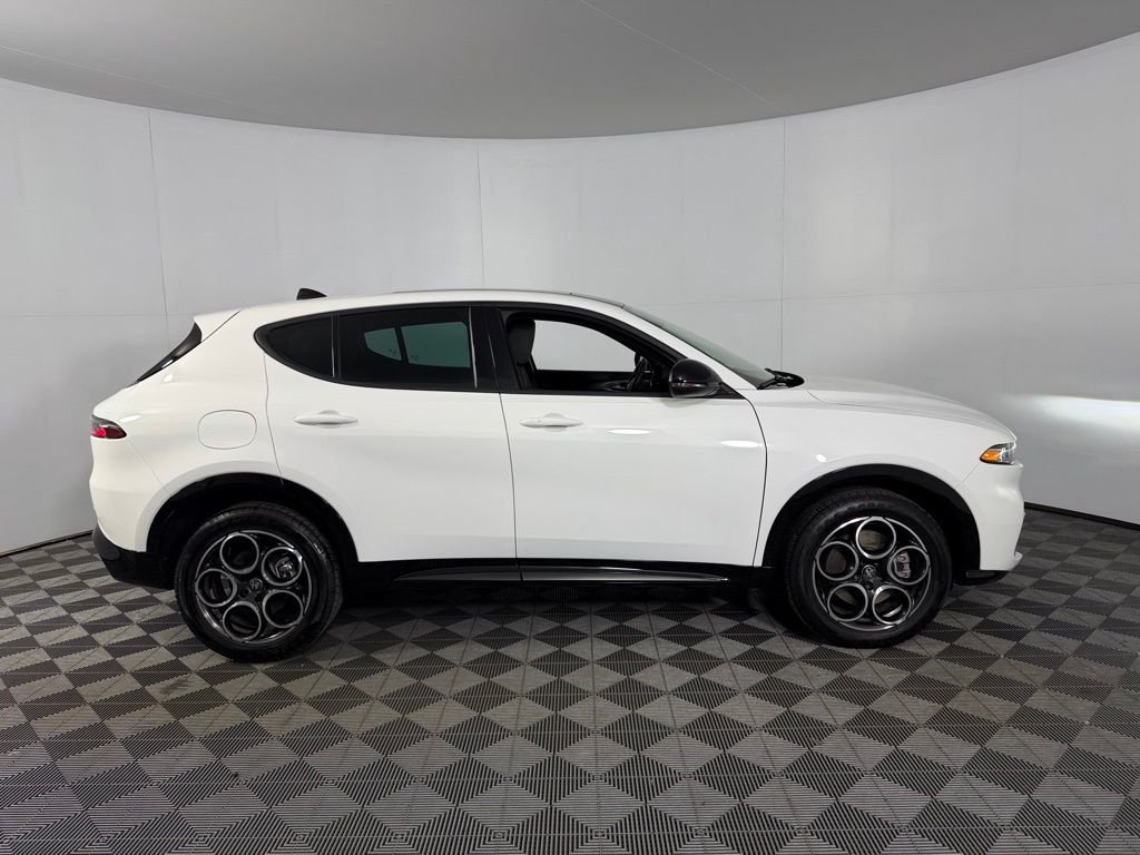 Used 2025 White Alfa Romeo Base image 5