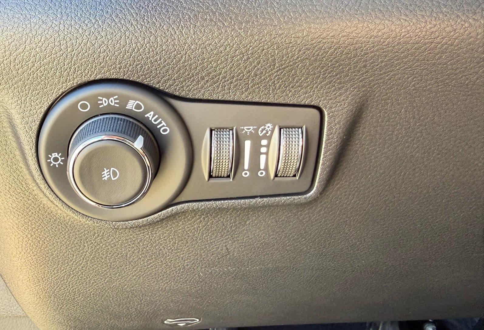 New 2026 Bright White Clearcoat Jeep Latitude Altitude image 18