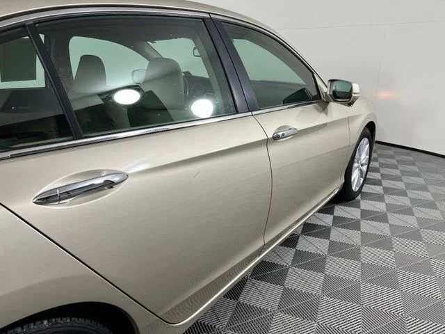 Used 2015 Champagne Frost Pearl Honda EX-L image 9