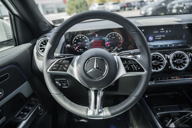 New 2026 Polar White Mercedes-Benz GLB 250 image 31
