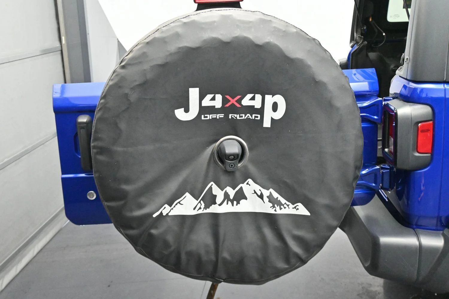 Used 2018 Ocean Blue Metallic Clearcoat Jeep Rubicon image 32