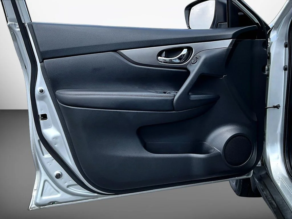 Used 2016 Brilliant Silver Nissan SV image 20