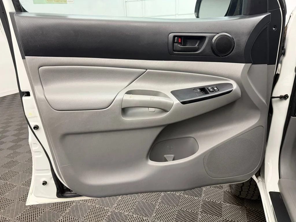 Used 2014 Super White Toyota Base V6 (A5) image 19