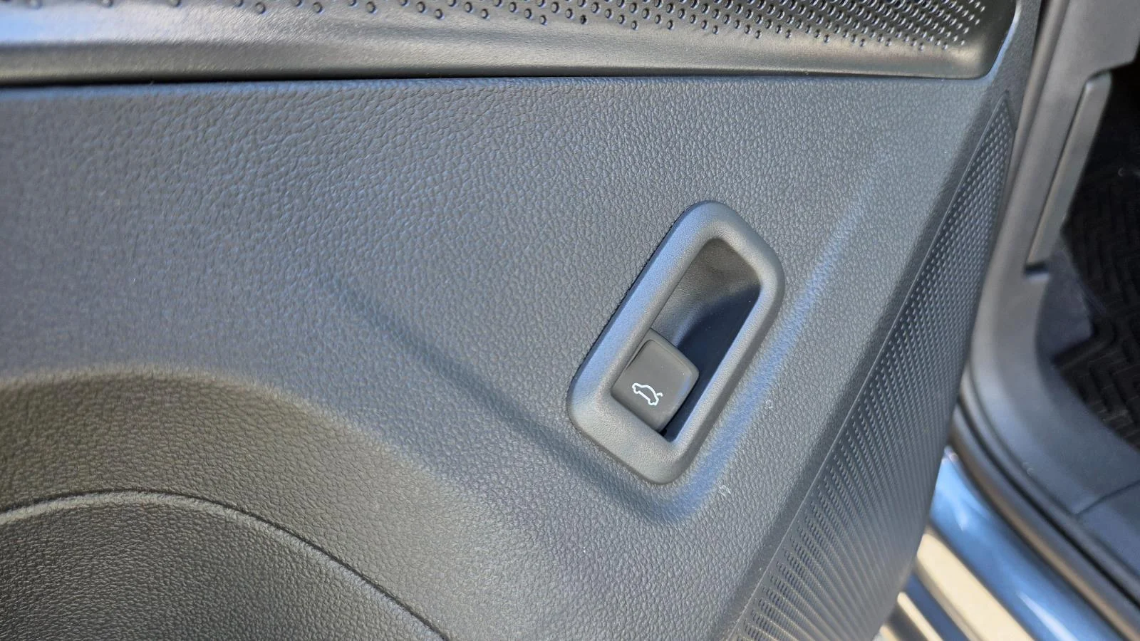 New 2026 Platinum Gray Metallic Volkswagen SE image 21
