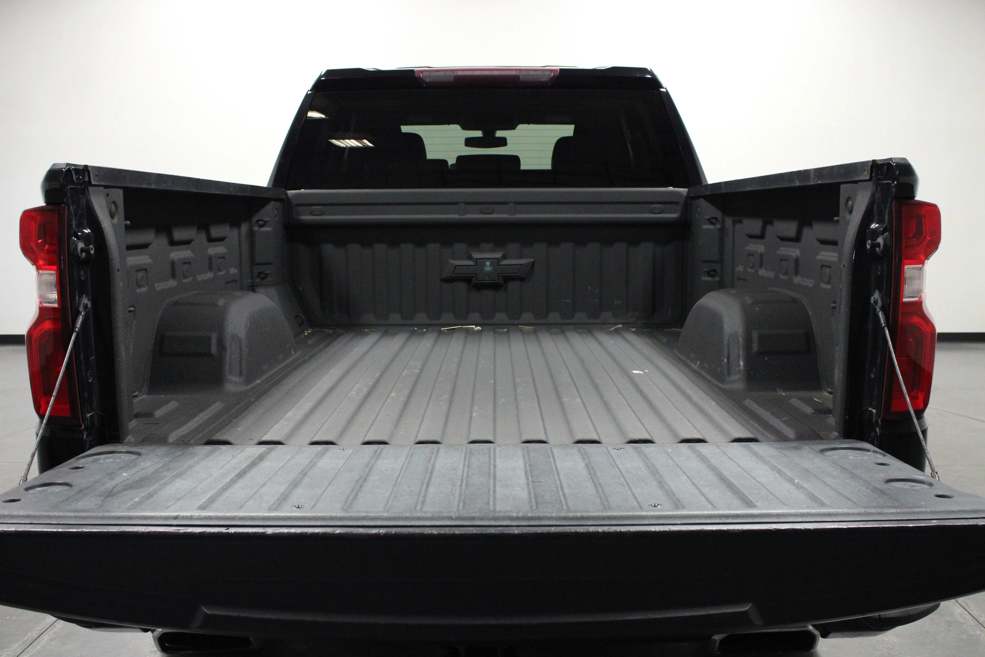 Used 2019 BLACK Chevrolet RST image 13