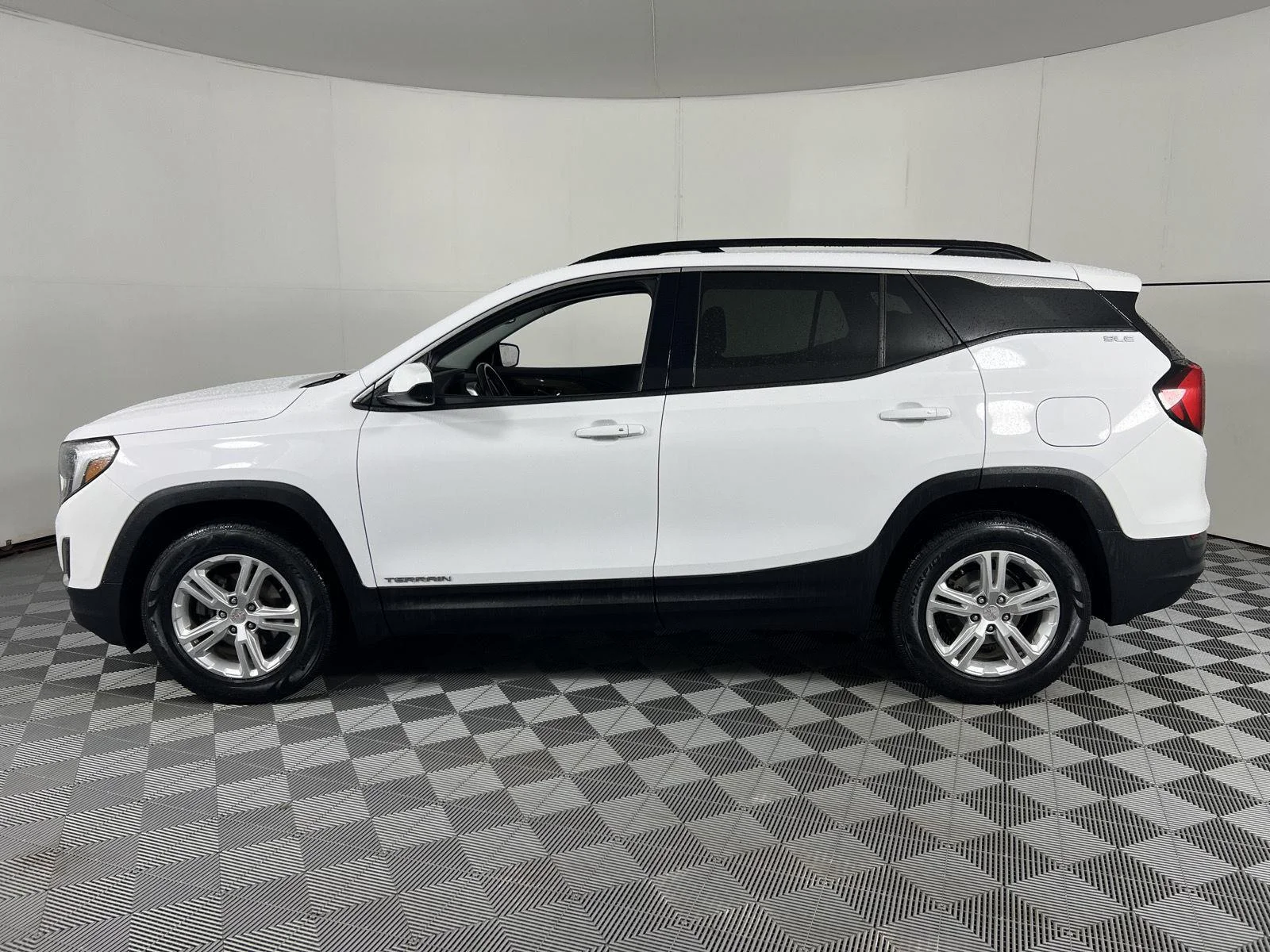 Used 2020 Summit White GMC SLE image 9