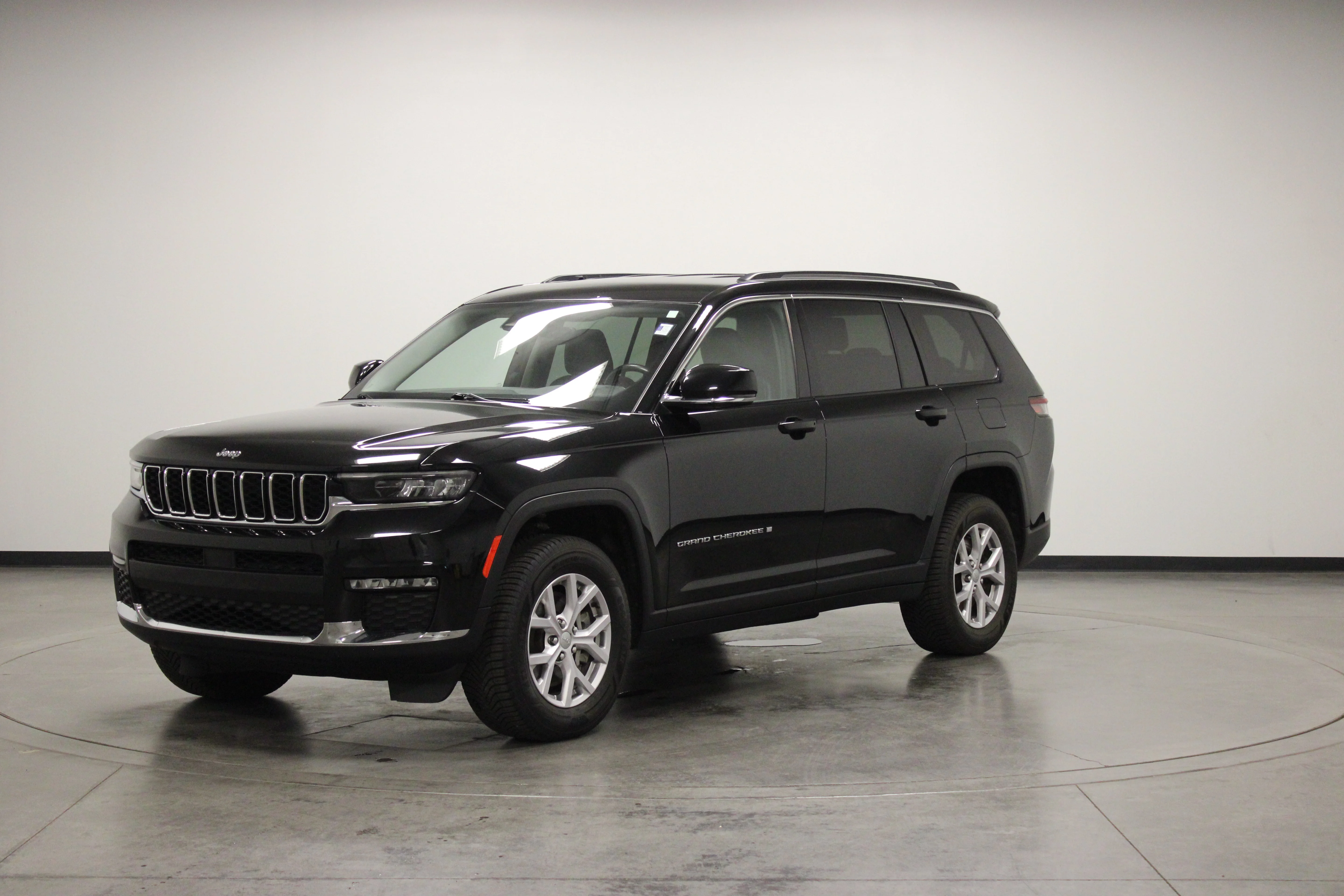 Used 2022 Diamond Black Crystal Pearlcoat Jeep Limited image 4
