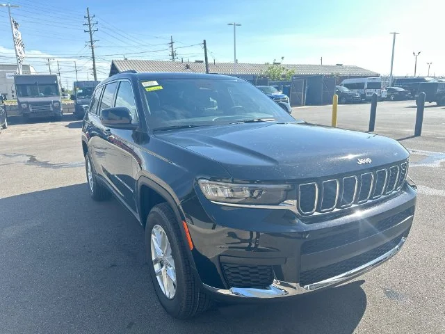 New 2026 Diamond Black Crystal Pearl-Coat Exterior Paint Jeep Laredo X image 12