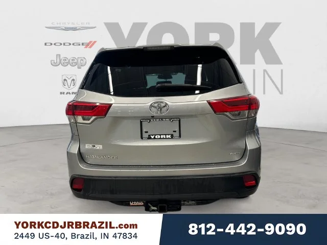 Used 2017 Silver Toyota LE image 4