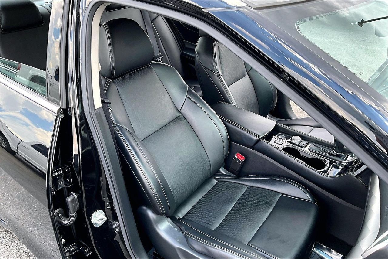 Used 2023 Super Black Nissan SL image 30