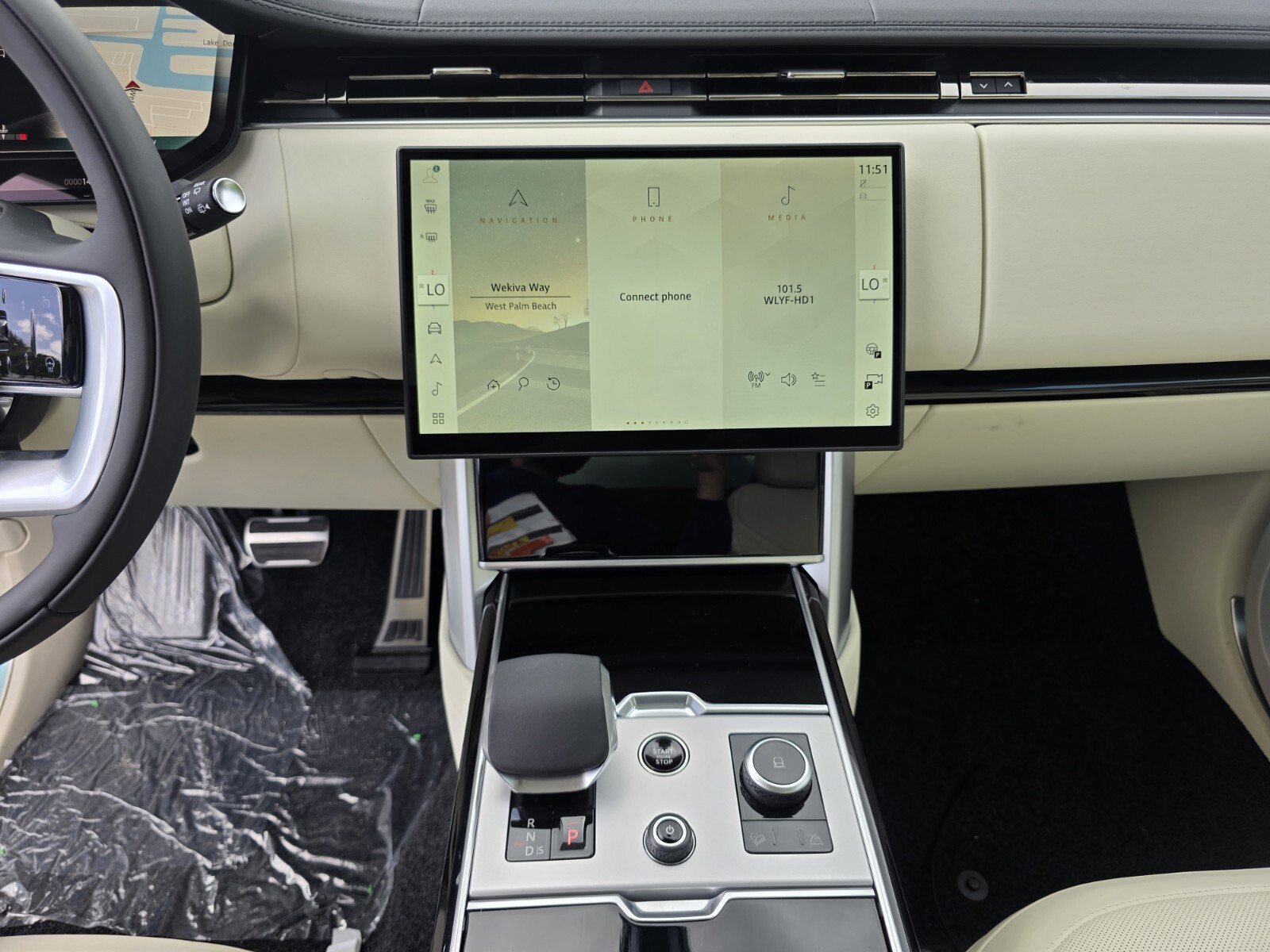 New 2027 Eiger Grey Land Rover P400 SE image 17