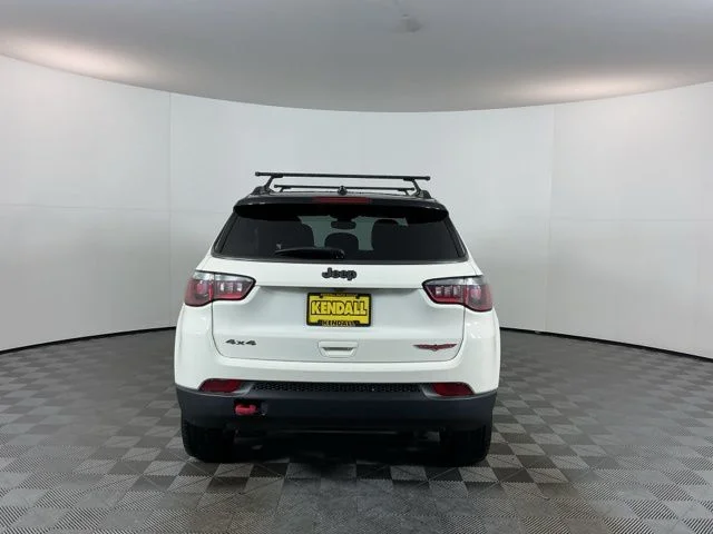 Used 2018 White Clearcoat Jeep Trailhawk image 6