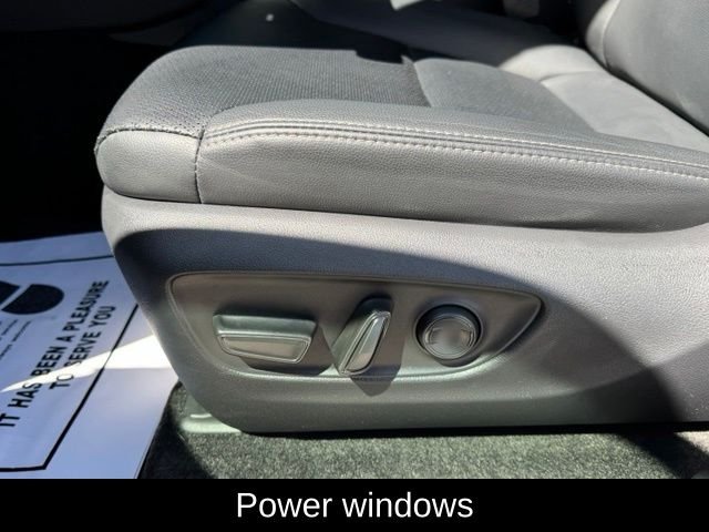 Used 2025 Wind Chill Pearl Toyota Base image 16