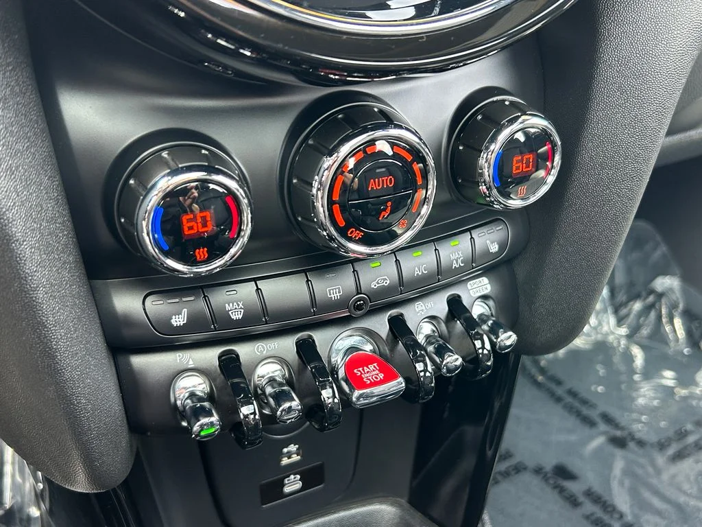 Used 2024 MINI Yours Enigmatic Black met MINI Iconic image 27