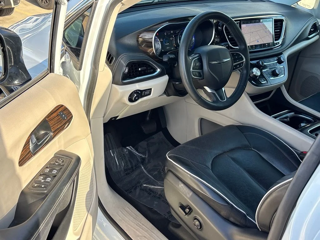 Used 2023 Bright White Clearcoat Chrysler Limited image 9