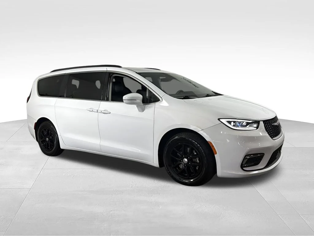 Used 2022 White Chrysler Touring L image 13