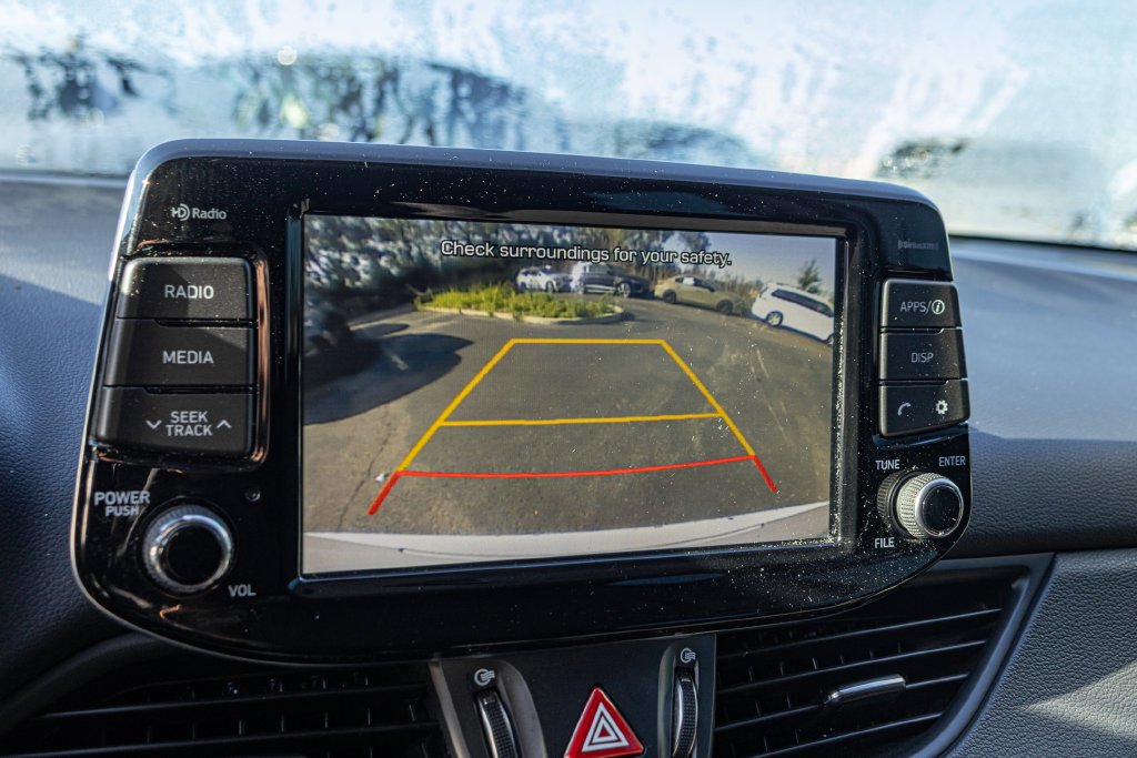Used 2018 White Hyundai Base image 16