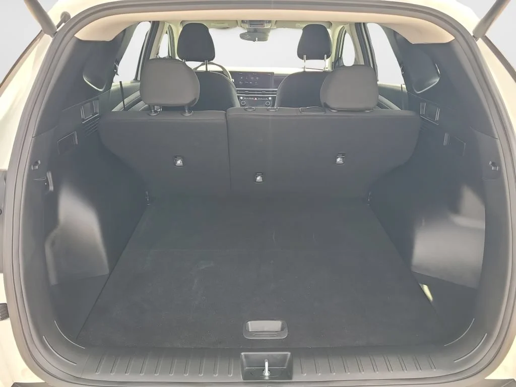 Used 2025 White Hyundai SEL image 9